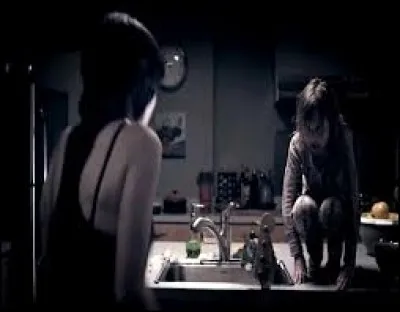 Dans "Mama", Annabelle est la ________ d'un groupe de rock.