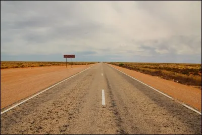 C'est un pays. Il obtient son indépendance du Royaume-Uni le 1er janvier 1901. Sa plus grande ville n'est pas sa capitale. C'est :