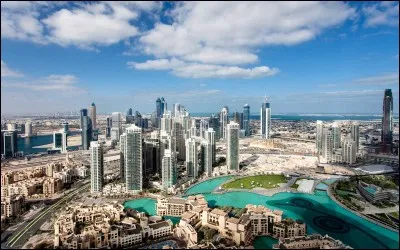 La plus haute tour du monde se situe dans cette ville qui a un PIB de 105, 6 milliards USD. Quelle est-elle ?