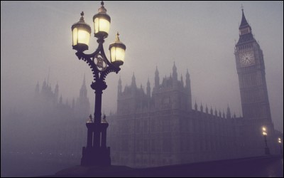 Cela s'est passé au Royaume-Uni. C'était un gros brouillard de pollution. La reine Élisabeth II venait de prendre le pouvoir. De quel évènement s'agit-il ?