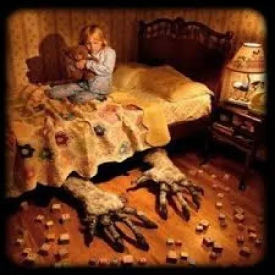 Le croque-mitaine est un personnage maléfique qui effraye les enfants.