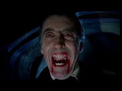 Dracula est un personnage de fiction qui vit en Transylvanie.