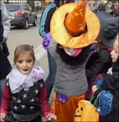 Que disent la plupart des Québécois lors de la chasse aux bonbons ?