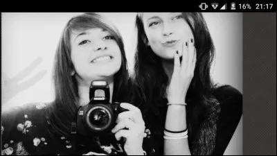 Qui est la plus jeune des deux amies ?