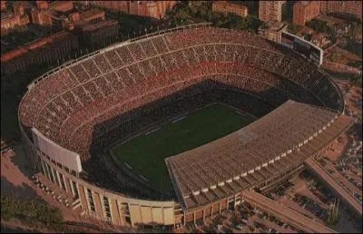 Combien de places fait le Nou Camp approximativement ?