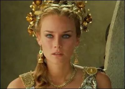 Comment s'appelle la reine de Sparte enlevée par Pâris ?