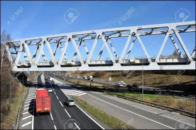 Sous une charge, la partie inférieure d'une poutre en treillis subit :