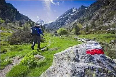 Quel est le nom du chemin de randonnée qui traverse les Pyrénées françaises d'est en ouest ?