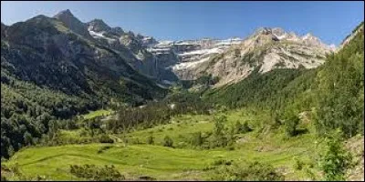 Dans quel département pyrénéen se trouve le Cirque de Gavarnie ?