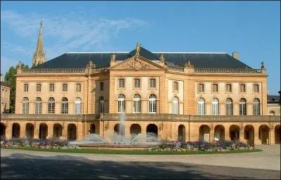 Sur cette place de la Comdie, il y a :