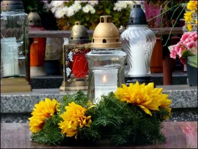 Le lendemain de cette fête correspond à la Toussaint.