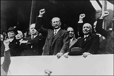 Avec le Front Populaire, c'est le vote des Congés payés et de la semaine de 40 heures; c'est aussi l'année de naissance de Claude Brasseur et d'Ursula Andress. De quelle année s'agit-il ?