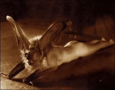 Pour avoir refusé l'invitation en se moquant de Dionysos, celui-ci très en colère métamorphosa trois princesses du royaume d'Orchomène en chauves-souris. Qui sont-elles ?