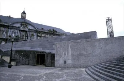 Voici l'entre dumusearchologiqueinaugur en2003. Situ en souterrain au cur historique deLige, il est le fruit des diffrentes campagnes de fouillesentrprises en :