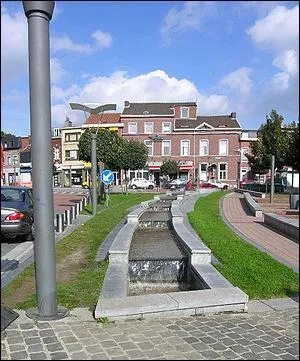 Un ruisseau dvalait la cte d'Ans, traversait le site de la place Saint-Lambert, y formait un petit plateau avant de rejoindre la Meuse.