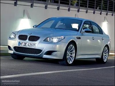 Quelle était la puissance de la BMW M5 E60 ?