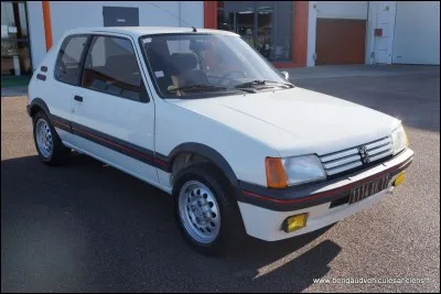 Quelle était la puissance de la Peugeot 205 GTi 1.6 à sa sortie ?