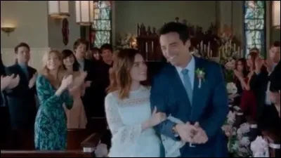 Où se passe la lune de miel d'Aria et Ezra ?