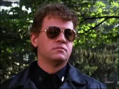 Ce personnage est un véritable psychopathe obsédé par les armes à feu et les motos. De qui s'agit-il ?