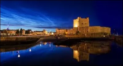 ''Carrickfergus'' cite le nom d'une ville proche de Belfast. Dans quelle province irlandaise se trouve cette ville ?