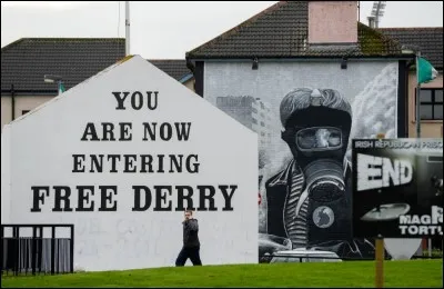 Merveilleusement mis en musique, ''Back Home in Derry'' est un texte de Bobby Sands, député nationaliste irlandais mort après une grève de la faim. Qui était Premier ministre au Royaume-Uni à cette époque ?