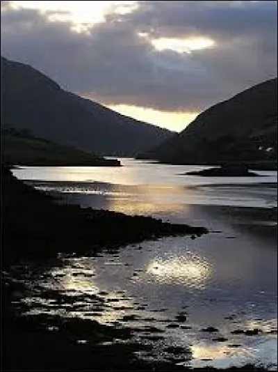 Quelle ville n'est pas citée dans ''Les Lacs du Connemara'' de Michel Sardou ?