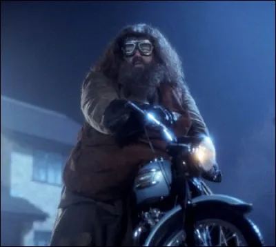 À qui est la moto avec laquelle Hagrid amène Harry chez les Dursley ?