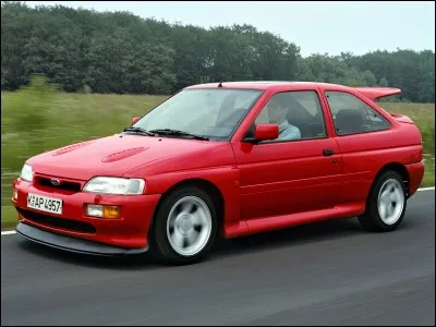 Quelle était la puissance de la Ford Escort RS Cosworth à sa sortie ?
