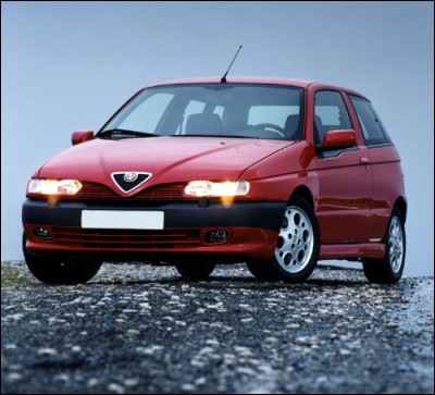 Quelle était la puissance de l'Alfa Romeo 145 QV ?