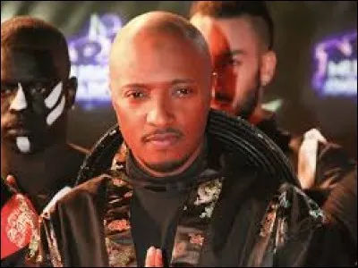 Combien de fois dit-il le mot "roule" dans le refrain ?