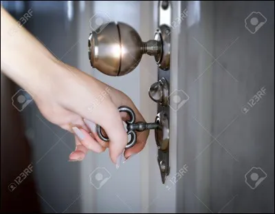 Je sors de chez moi, referme la (porte) et me dirige vers le MacDo