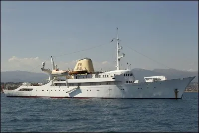 O - Le célèbre armateur grec "Onassis" fut l'époux de la cantatrice grecque Maria Callas.