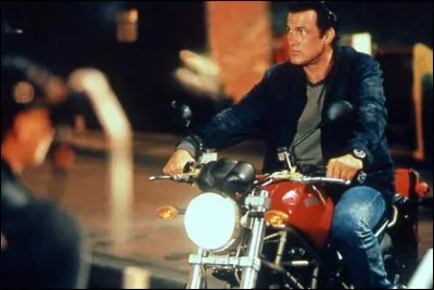 Quelle moto conduit Steven Seagal dans "Hors limites" ?
