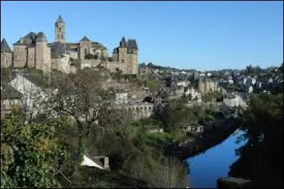 Pour finir, je vous propose une balade en Nouvelle-Aquitaine, &agrave; Uzerche. Ville de l'arrondissement de Tulle, qualifi&eacute;e de "Perle du Limousin" par l'&eacute;crivain anglais Arthur Young, elle se situe dans le d&eacute;partement ...