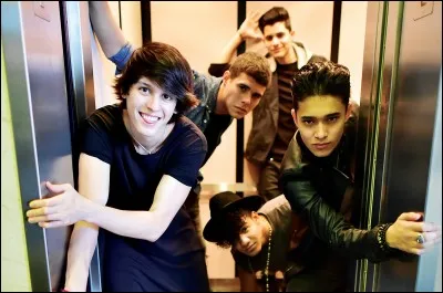 Comment s'appelle le mentor de CNCO ?