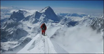Citez les deux premières personnes à avoir escaladé l'Everest.