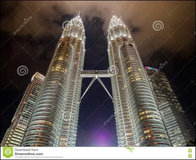 La passerelle reliant les tours Petronas est à une hauteur de 170 m. De combien de mètres le sommet des deux tours la dépassent-elles ?