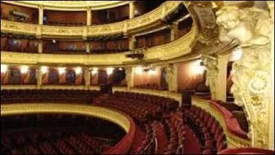 Le côté droit de la scène, vu depuis la salle, est appelé...