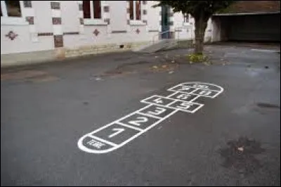 Elle se vide pendant les vacances et attend silencieusement la rentrée et les jeux d'enfants :