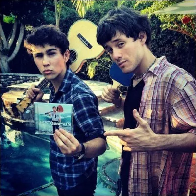 Quelle est la relation entre Kurt et Max Scheinder ?