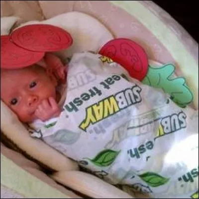 On poursuit avec cet adorable bébé costumé en :
