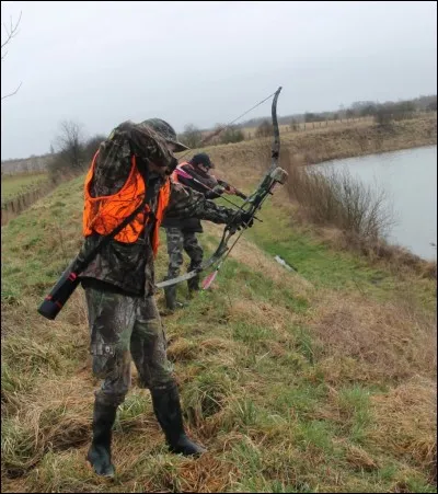 Petit et liquide, je trône sur le bar, pourtant on peut me broyer !