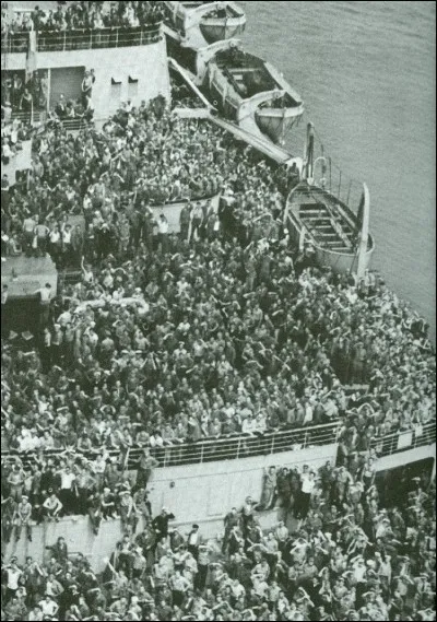 Inauguré en 1934, long de 310 mètres, c'était le rival naturel du Normandie et il remportât, en 1936, le Ruban Bleu. Les 2 Queen, transformés pour la guerre en transports de troupes, sont les navires de transport les plus grands et les plus rapides impliqués dans la guerre, emportant souvent 15 000 hommes. Ensemble, ils emportèrent 1/4 de million de soldats ! Il a été transformé en hôtel flottant.