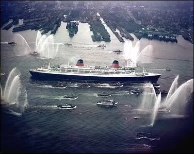 Inauguré en 1960, il fut pendant 42 ans, le plus long au monde ! Pendant 12 ans, il assura des traversées transatlantiques et, à partir de 1974, quelques croisières autour du monde. Sa vente (1979) marque la fin d'une grande époque : dorénavant, l'avion offrira des tarifs plus abordables.