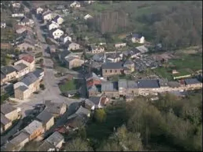 Prenons un peu de hauteur avec ce survol de Houldizy. Commune Ardennaise, elle se situe en région ...