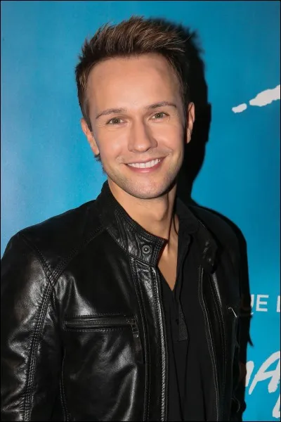 Qui présente l'émission télévisée "Slam" ?