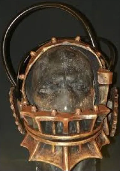 Quelle est la première personne qui a survécu au piège à ours inversé ?