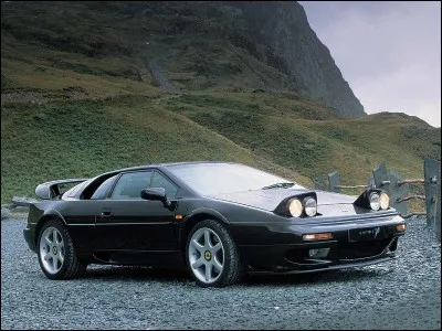 Quelle était la puissance de la Lotus Esprit V8 ?