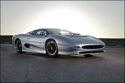Quelle était la puissance de la Jaguar XJ 220 ?