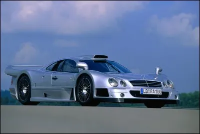 Quelle était la puissance de la Mercedes-Benz CLK GTR ?